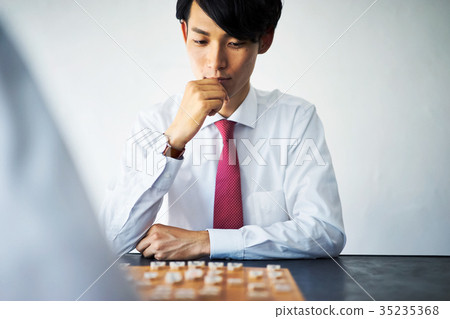 男子指著將棋 35235368