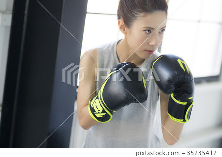 A woman who makes boxing 35235412