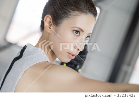 A woman who makes boxing 35235422