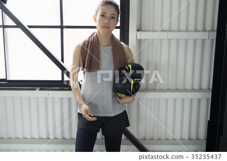 A woman who makes boxing 35235437
