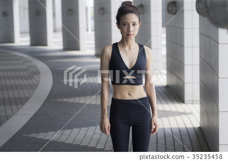 運動裝的女性 35235458