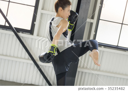 Women who kickboxing 35235482