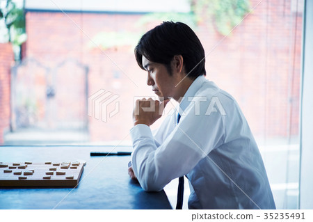 男子指著將棋 35235491