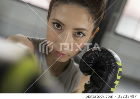A woman who makes boxing 35235497