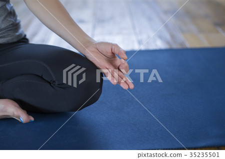Women who do yoga 35235501