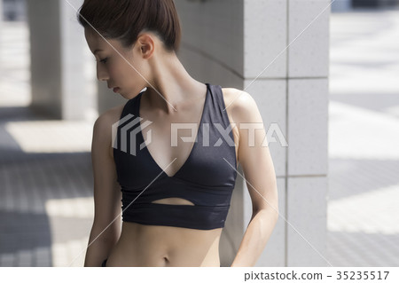運動裝的女性 運動裝的女性 35235517