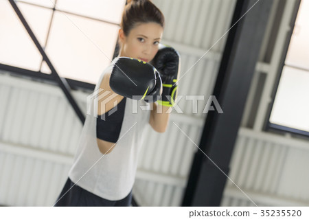 A woman who makes boxing 35235520