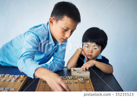 一個學習將棋的男孩 一個學習將棋的男孩 35235523