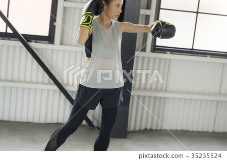 A woman who makes boxing 35235524
