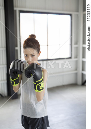 一個女人誰做拳擊 一個女人誰做拳擊 35235559