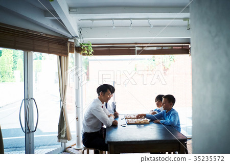 Men teaching shogi to children Men teaching shogi to children 35235572