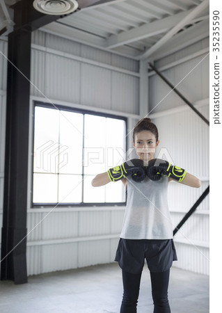 A woman who makes boxing 35235590