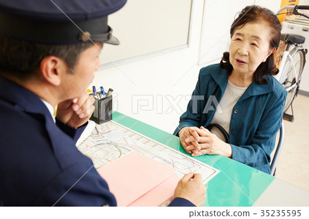資深夫人講話在警察箱子 資深夫人講話在警察箱子 35235595