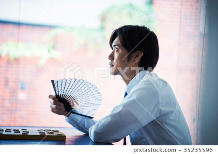 男子指著將棋 男子指著將棋 35235596