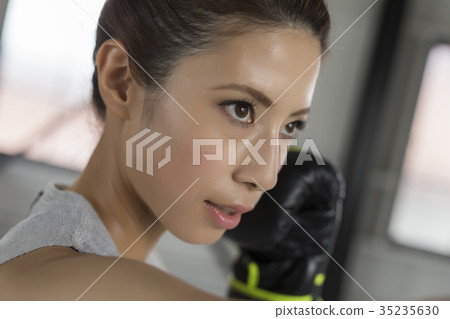 A woman who makes boxing 35235630