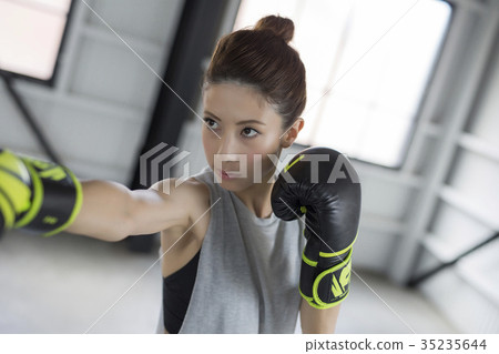 A woman who makes boxing 35235644