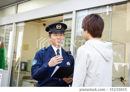 男子在警察的箱子裡說話 男子在警察的箱子裡說話 35235655