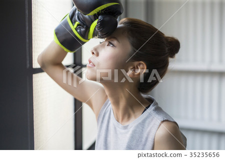 A woman who makes boxing 35235656