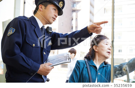 Policeman giving directions 35235659