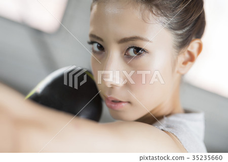 A woman who makes boxing A woman who makes boxing 35235660