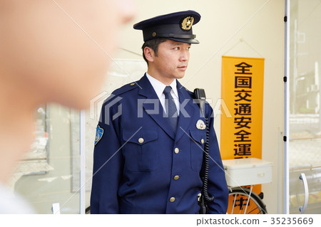 站立在警察箱子前面的警察 站立在警察箱子前面的警察 35235669