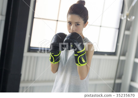 一個女人誰做拳擊 35235670