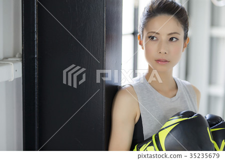 一個女人誰做拳擊 35235679