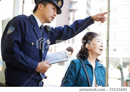 Policeman giving directions 35235680