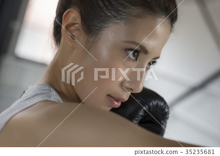 A woman who makes boxing A woman who makes boxing 35235681