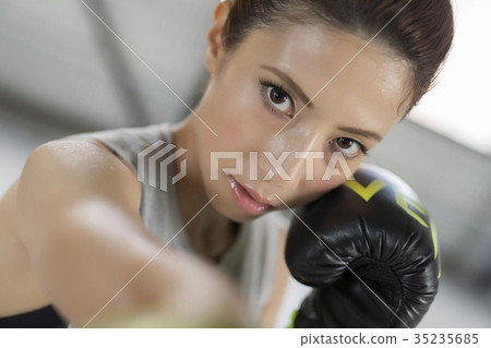 A woman who makes boxing 35235685