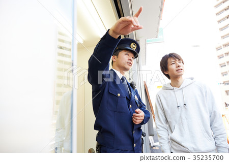 Policeman giving directions 35235700