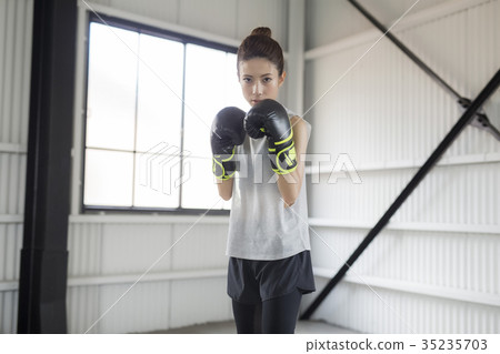 A woman who makes boxing 35235703