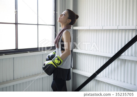 A woman who makes boxing 35235705