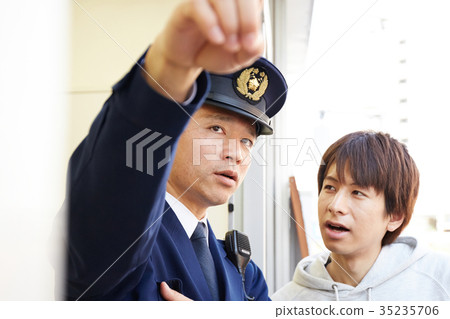 Policeman giving directions Policeman giving directions 35235706