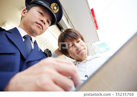 男子在警察的箱子裡說話 男子在警察的箱子裡說話 35235708