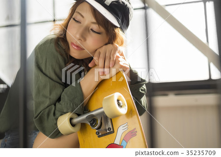 溜冰者時尚女性 溜冰者時尚女性 35235709