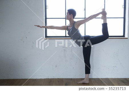 做瑜伽的女人 做瑜伽的女人 35235713