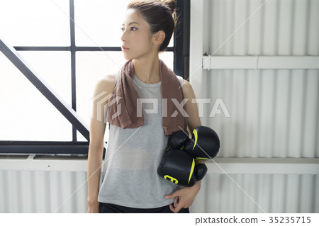 A woman who makes boxing A woman who makes boxing 35235715