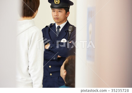 Men and women who talk in a police box 35235728