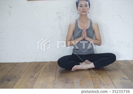 做瑜伽的女人 做瑜伽的女人 35235736