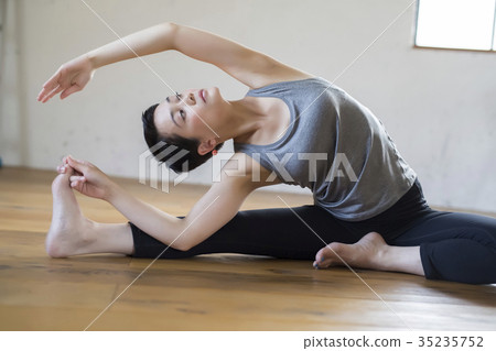 女人伸展 35235752