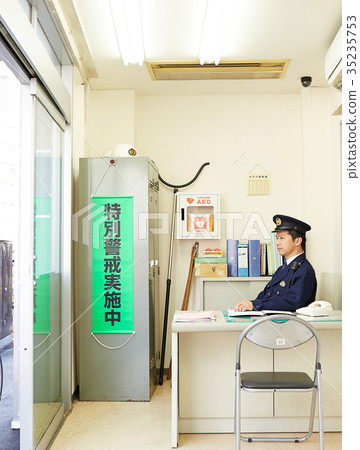 警察在警察局工作 警察在警察局工作 35235753