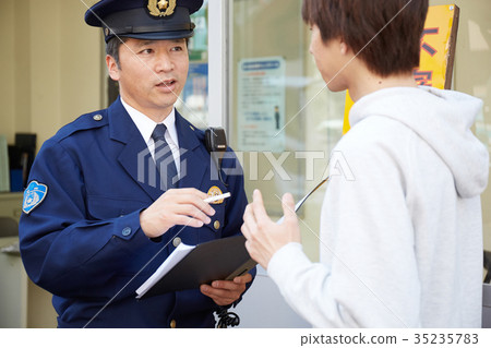 男子在警察的箱子裡說話 男子在警察的箱子裡說話 35235783