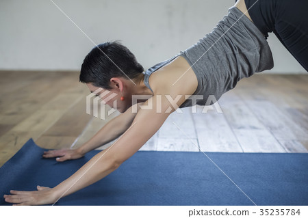 Women who do yoga 35235784