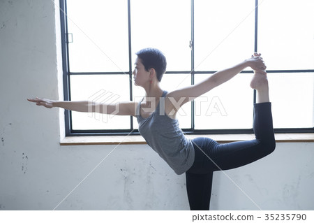 Women who do yoga 35235790