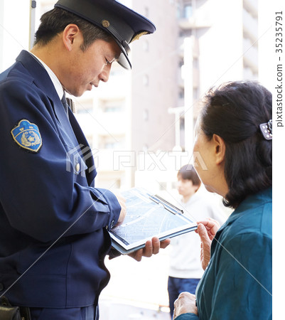 資深夫人講話在警察箱子 35235791