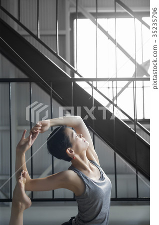 Women who do yoga 35235796