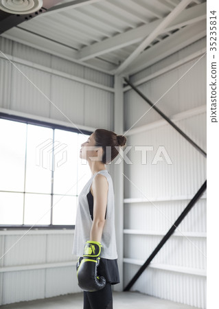 A woman who makes boxing 35235814