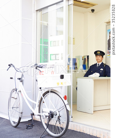 警察在警察局工作 35235828