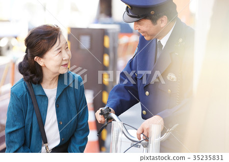 Policeman giving directions 35235831